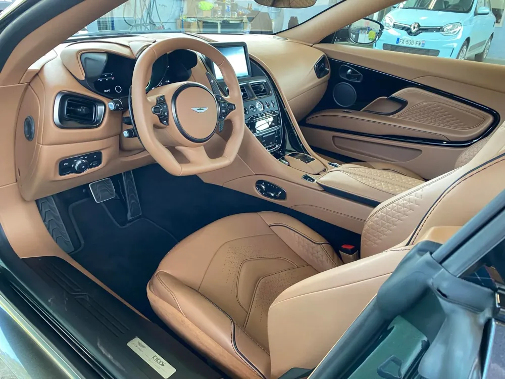 nettoyage interieur (1) Aston Martin